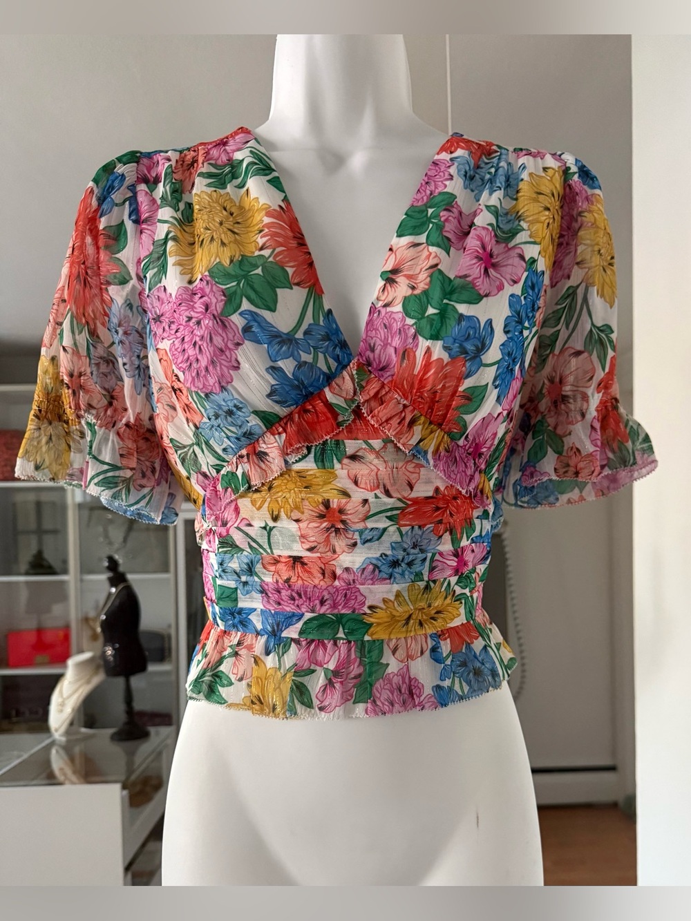 NWT Adelyn Rae Multicolor Floral V-Neck blouse Top - XS